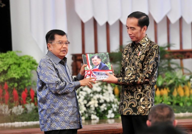 Kumpulkan Jajaran Menteri, Jokowi Minta Maaf