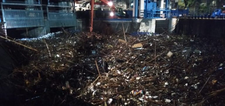 Jakarta Diguyur Hujan, Pintu Air Manggarai Jadi Lautan Sampah