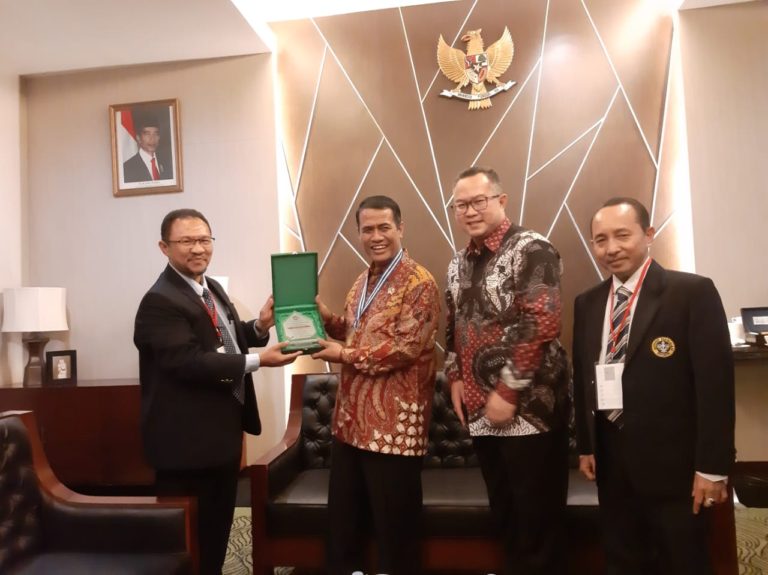 Dinilai Berhasil Ubah Wajah Pertanian, Amran Diganjar Penghargaan