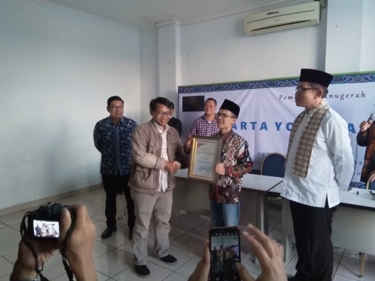 Pengamat Politik Ujang Komarudin Sabet Piagam Jakarta Youth Award 2019