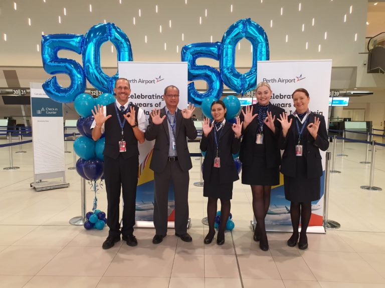 Garuda Indonesia Bagikan ‘Cup Cake’ ke Penumpang Tujuan Australia