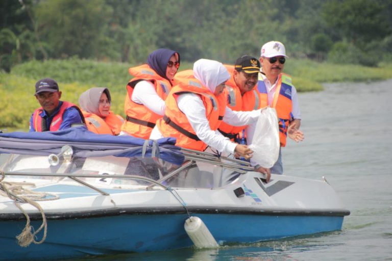 Khofifah Turun Tangan Berantas Sampah Popok di Jawa Timur