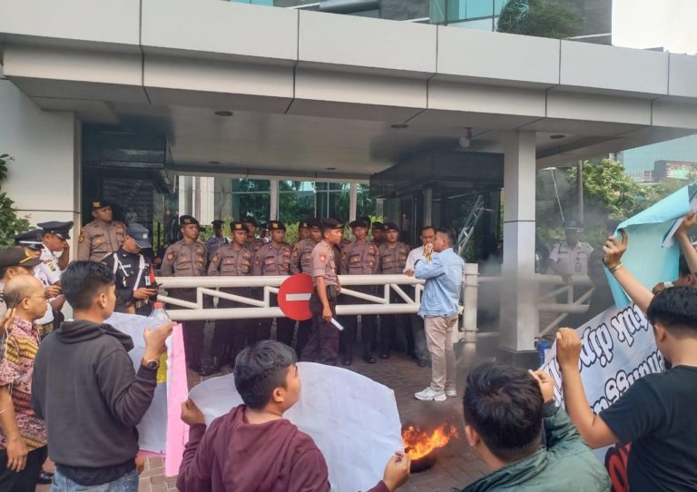 Gelar Demo, Massa KALHI Desak Jokowi Tuntaskan Kasus Dugaan Penyerobotan Lahan PT SGC