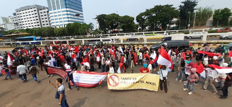 Menduga ada Mafia Bijih Nikel, Ratusan Mahasiswa Demo Gedung DPR