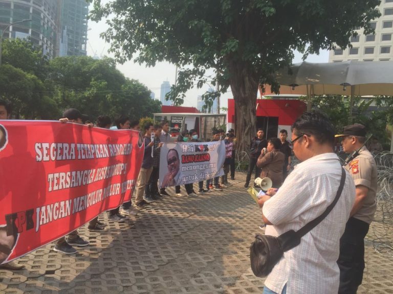 Datangi KPK, Massa AMPK Minta Korupsi Pengadaan Alkes RS Rujukan Banten Diusut Tuntas