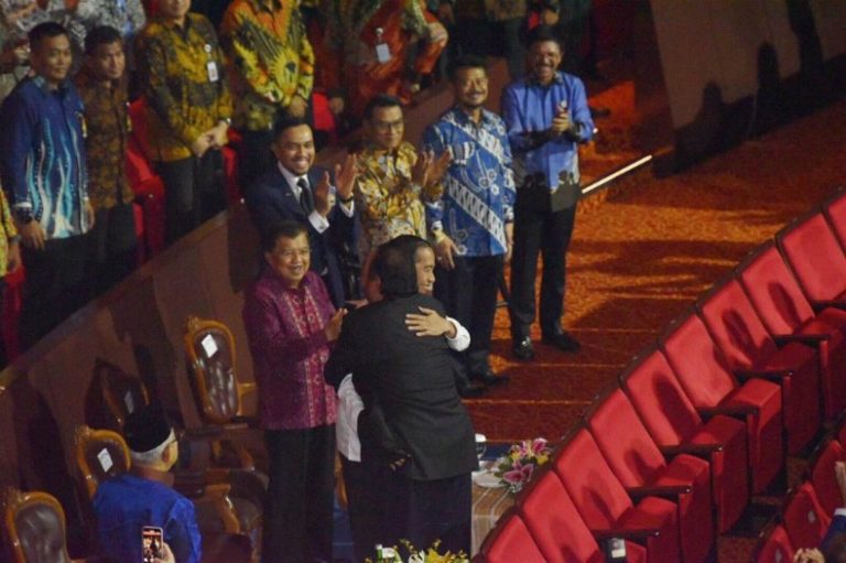 Pelukan Mesra Jokowi ke Surya Paloh Akhirnya Terwujud