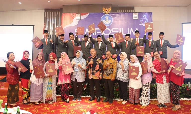 Para Peraih Satyalencana Pendidikan