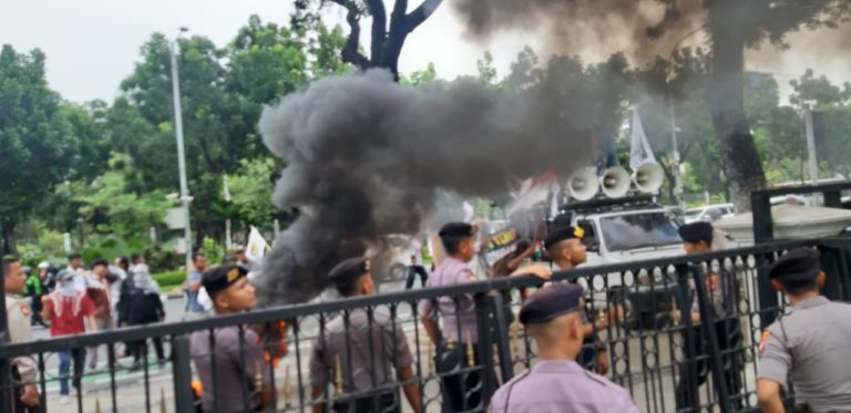 Massa PGI Unjuk Rasa Minta Anies Stop Acara Djakarta Warehouse Project