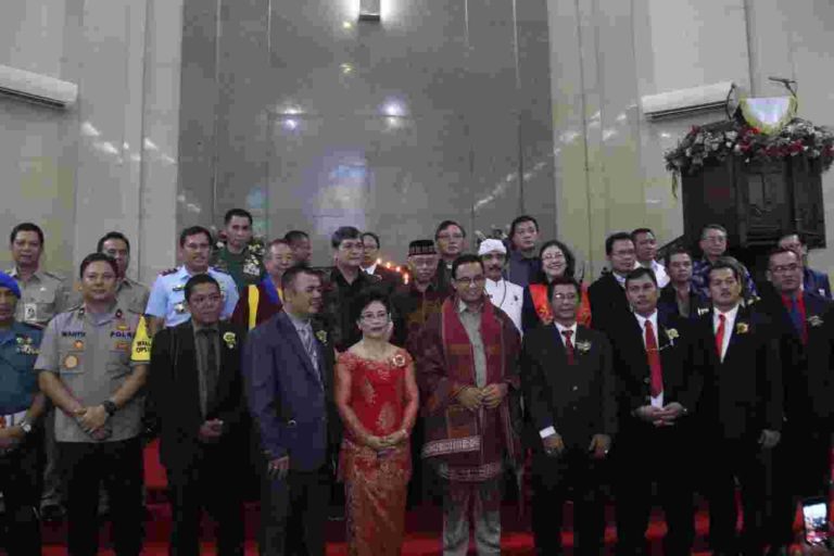 Kunjungi Gereja di Malam Natal, Anies Sampaikan Pesan Perdamaian
