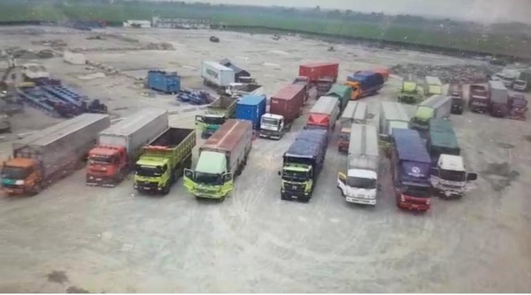 Langgar Aturan Pembatasan Kendaraan, 20 Truk Ditahan di Jalan Tol Jakarta-Cikampek