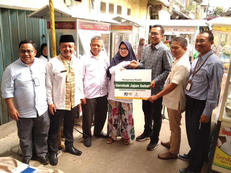UPZ Perum Jamkrindo Berikan Bantuan Gerobak di Jabodetabek