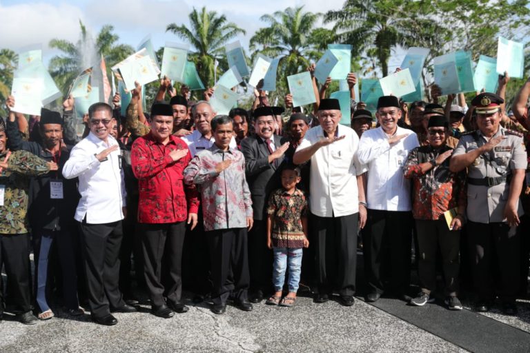 Peringati HBT, Kemendes PDTT Serahkan 7.021 Sertifikat