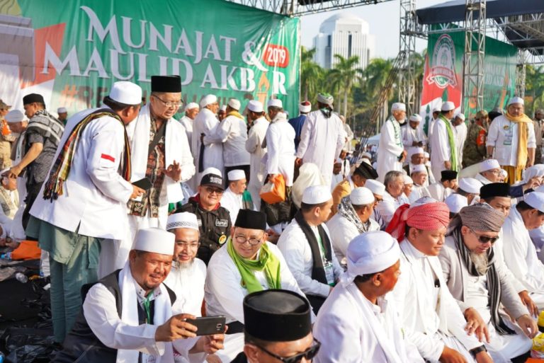 Berpakaian Putih, Fadli Zon Ikut Semarakkan Reuni 212 di Monas