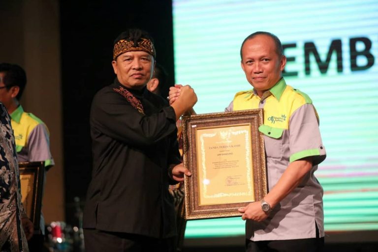 Rektor UIN SGD Terima Penghargaan dari Bupati Bandung