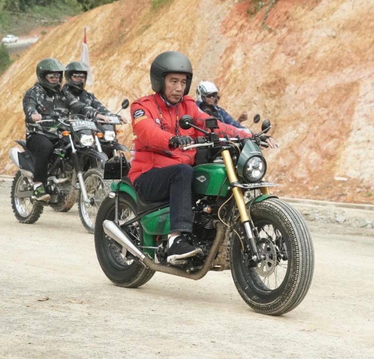 Naik Sepeda Motor, Jokowi Puas Kelilingi Jalan Perbatasan Trans-Kalimantan