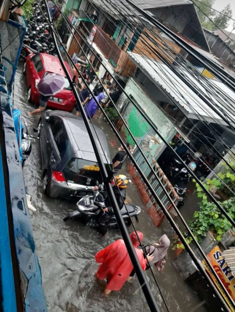 PLN Putus Sementara Aliran Listrik di  Daerah Terdampak Banjir