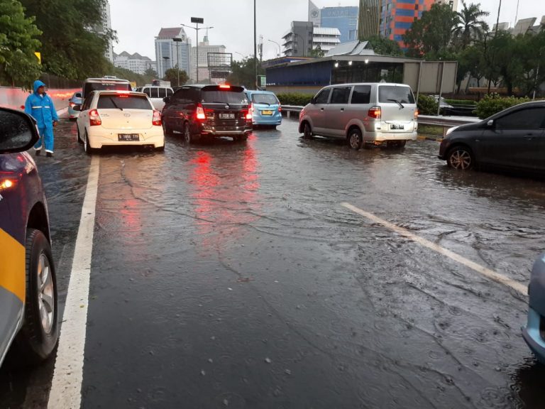 Imbas Banjir, Kendaraan Menuju Bandara Soekarno Hatta Dialihkan ke Flyover Tomang