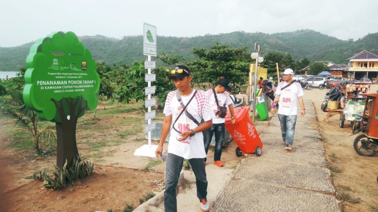 Jamkrindo Sukses Lakukan Kampanye Anti Sampah Plastik di Ciletuh