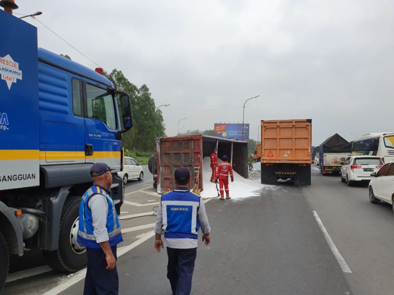 Truk Muatan Soda As Terbalik di Dawuan, Jasa Marga Lakukan Pengaturan Lalu Lintas