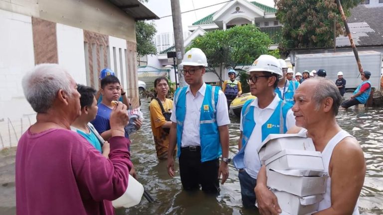 PLN Inspeksi Gardu Tergenang Banjir di Kawasan Jabodetabek