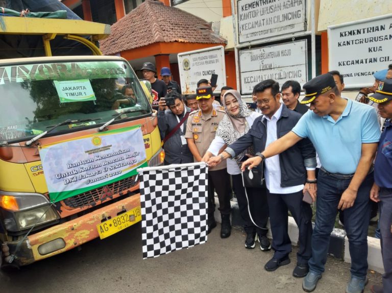 Mentan Syahrul Serahkan Bantuan ke 5 Titik Banjir di Jakarta dan Tangerang