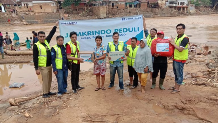 Jamkrindo Salurkan Bantuan Makanan Hingga Popok Bayi untuk Korban Banjir