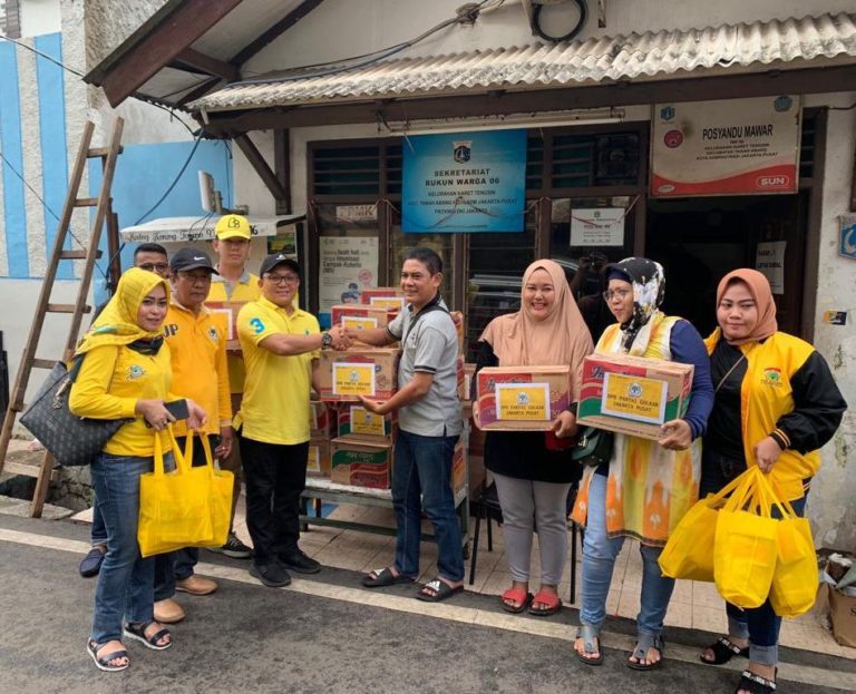 Bantu Korban Banjir, Golkar Berikan Mie Instan Hingga Pampers di Rawa Buaya