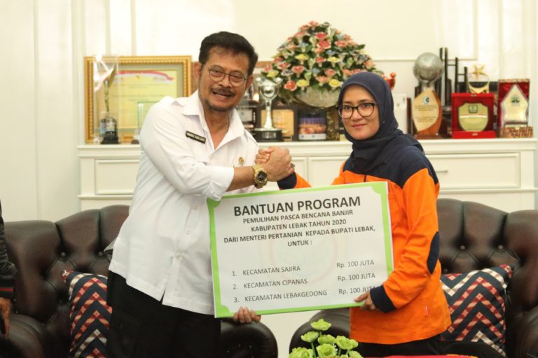 Berikan Bantuan di Lebak, Mentan Harap Warga Terdampak Banjir Segera Pulih