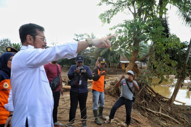 Mentan Tinjau Lahan Pertanian  yang Rusak Akibat Banjir di Lebak