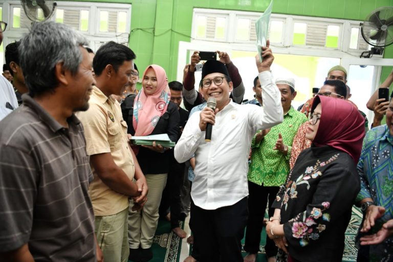Mendes PDTT Bagikan 700 Sertifikat Tanah ke Transmigran di Kubu Raya