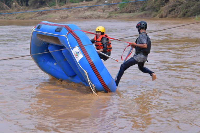 Berikan Perahu Karet, Kemendes PDTT Latih Teknik Penyelamatan  Warga Terdampak Banjir