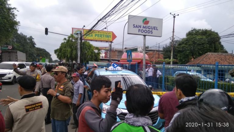 Seorang Pengemudi Taksi di Depok Ditemukan Tewas di Dalam Mobilnya