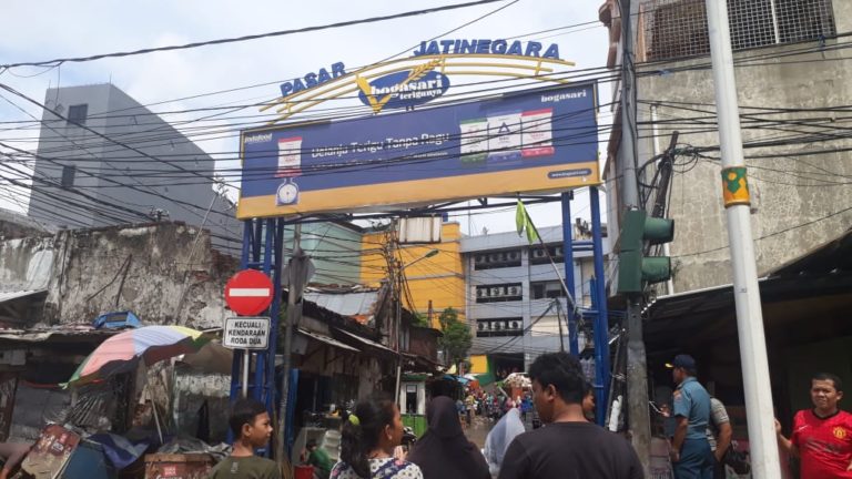 Sungai Ciliwung Meluap, Aktivitas Pasar dan Pertokoan Jatinegara Lumpuh Total