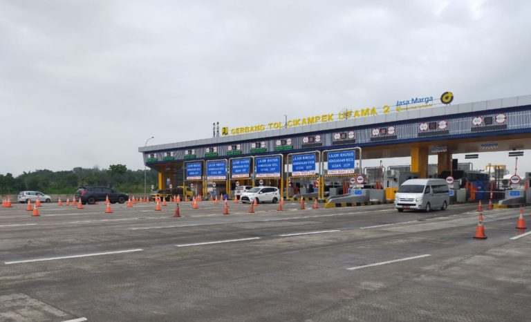Puncak Arus Balik Tahun Baru, 54 Ribu Kendaraan Padati Tol Cikampek