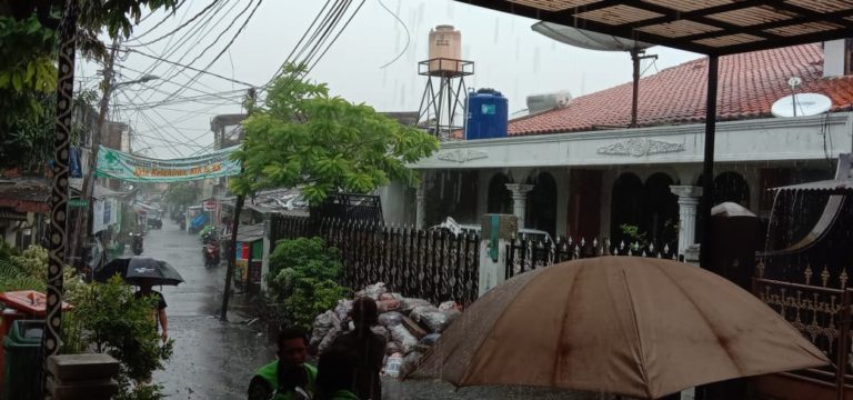 Jakarta Selatan Diguyur Hujan Lebat Disertai Petir