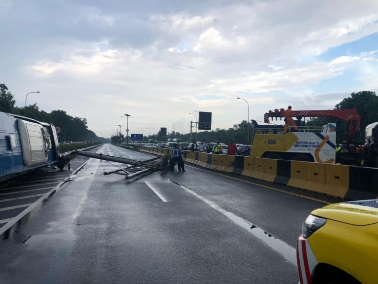 Gara-gara Supir Ngantuk, Bus Damri Alami Kecelakaan di Tol Sedyatmo