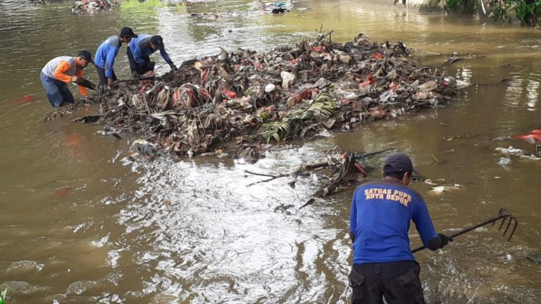 Antisipasi Banjir, Dinas PUPR Depok Imbau Warga Tak Buang Sampah ke Kali