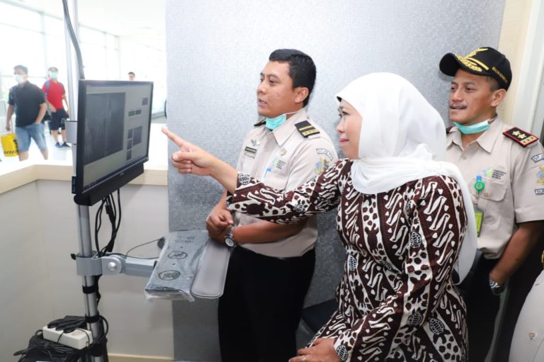 Cegah Virus Corona, Gubernur Khofifah Cek Langsung Thermal Scanner di Bandara Internasional Juanda