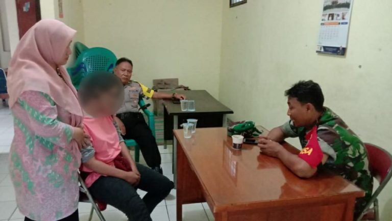 Frustasi Sahabatnya Tertabrak Kereta, Perempuan ini Hendak Lompat dari JPO