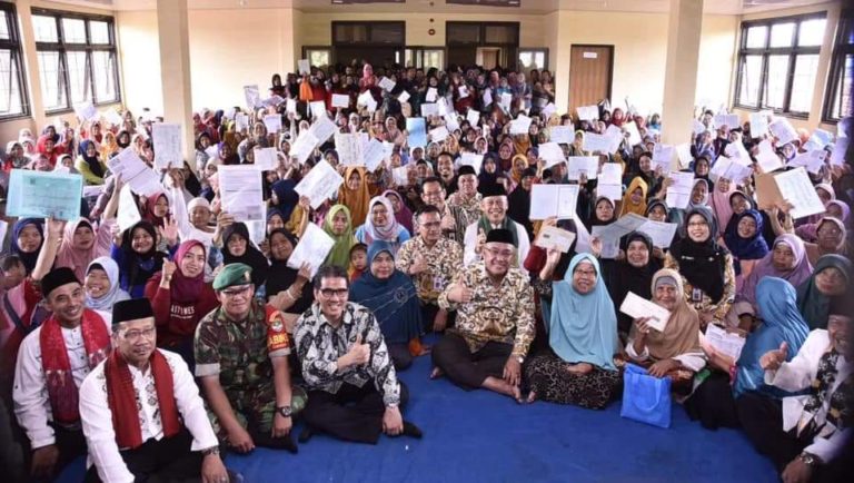 Pemkot Depok Bagikan 599 Kartu Keluarga Sejahtera