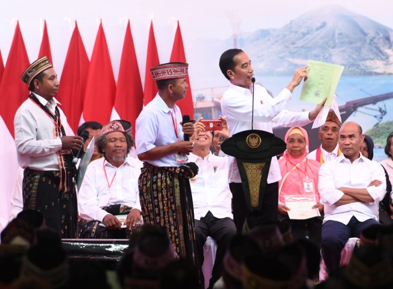 Atasi Sengketa Lahan, Jokowi Bagi-bagi Sertifikat Tanah di Labuan Bajo