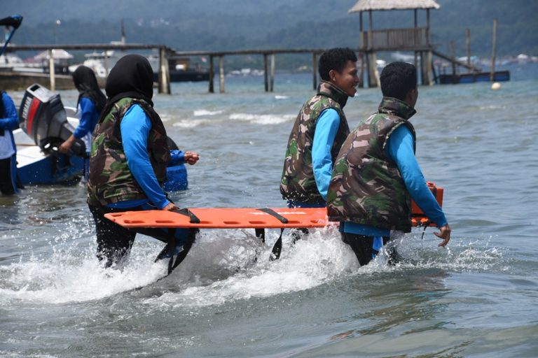 Lantamal IX Ambon Latih Mahasiswa STIKes Husada Evakuasi Medis Laut