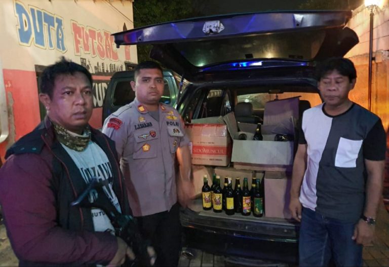 Polisi Sita Ratusan Botol Miras di Sukmajaya Depok