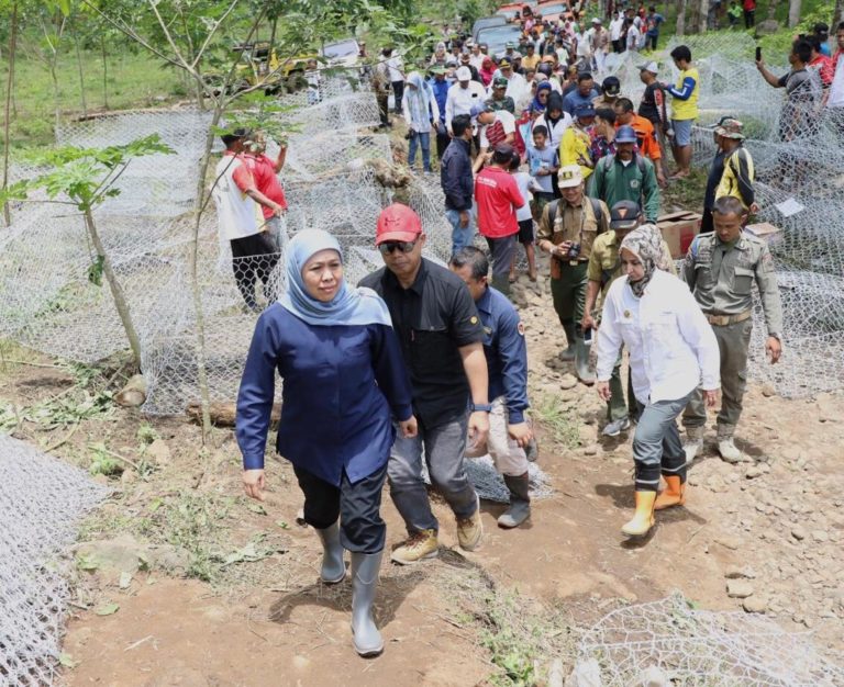 Khofifah Turun Langsung Pantau Penanganan Banjir Bandang Jember