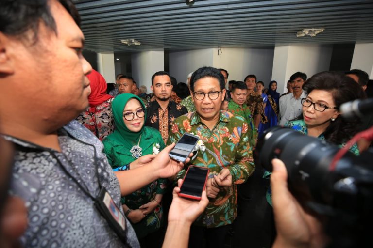Menteri Halim Sosialisasikan Program Kampus Merdeka Membangun Desa di UNIMA Manado