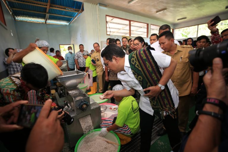 Tinjau Pabrik Minyak Goreng Milik BUMDes di Minahasa Utara, Mendes: Ini Cara Berpikir yang Bener