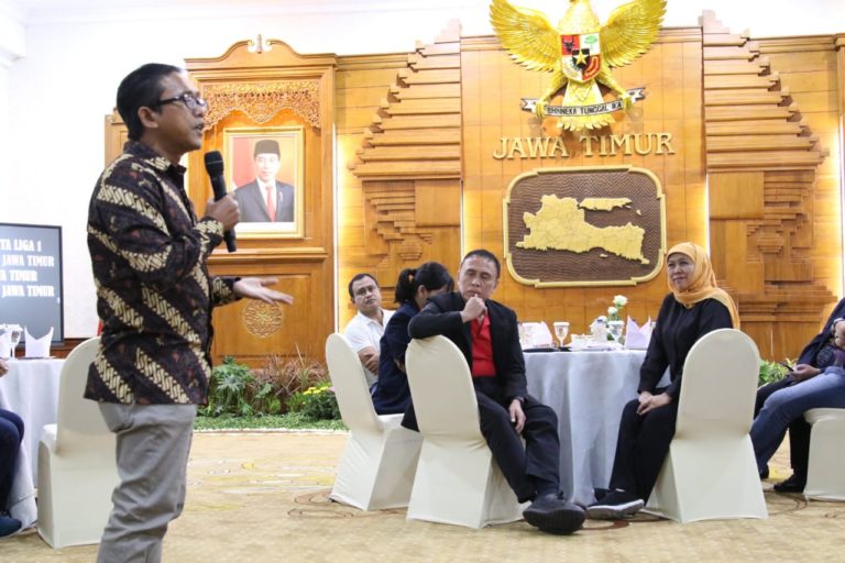 Jelang Kick Off Piala Gubernur, Khofifah Kumpulkan Manager Club dan Supporter Tim
