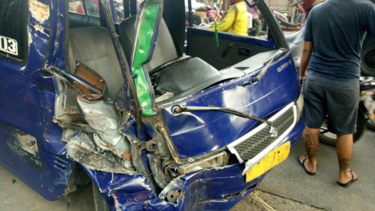 Angkot Jurusan Parung-Depok Ringsek Usai Tabrak Truk di Jalan Raya Sawangan