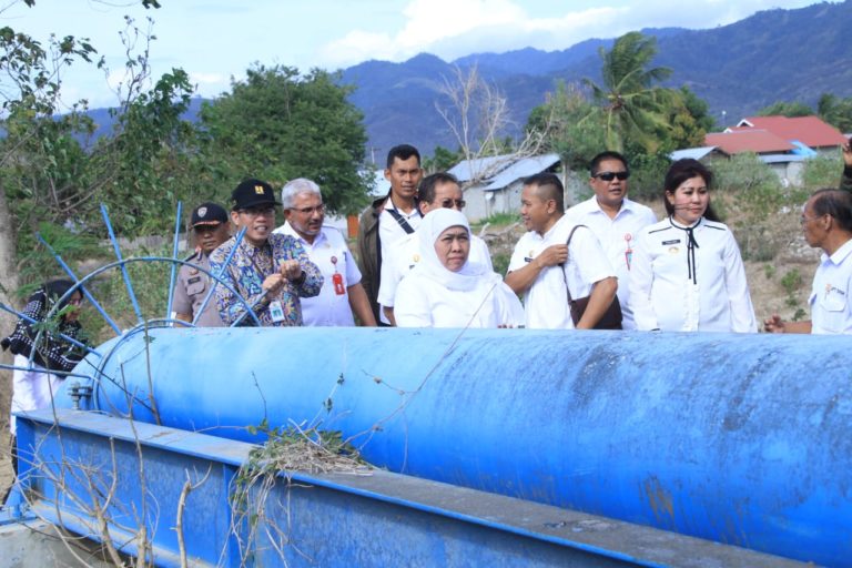 Kucurkan Bantuan Rp 5 Miliar, Khofifah Tinjau Pembangunan Pipa Air Bersih untuk Korban Gempa Sulteng
