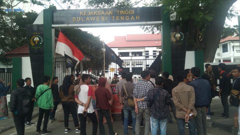 Massa Aksi dari LS-ADI desak Kasus Pembayaran Utang Jembatan IV Palu Diusut Tuntas